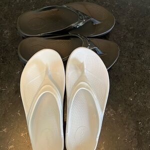 OOFOS Oolala white flip flops size 8